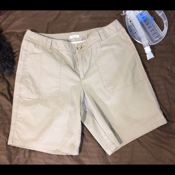 Dockers woman’s 14 stretch tan cotton shorts. - Picture 1 of 3